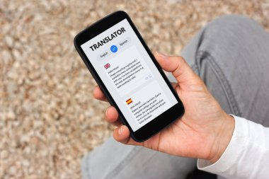 Ekranda çeviri uygulaması olan akıllı telefonu tut. 