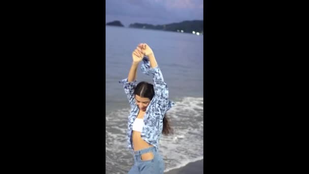Mujer Riendo Felizmente Playa Mujer Latina Bailando Playa — Vídeos de Stock