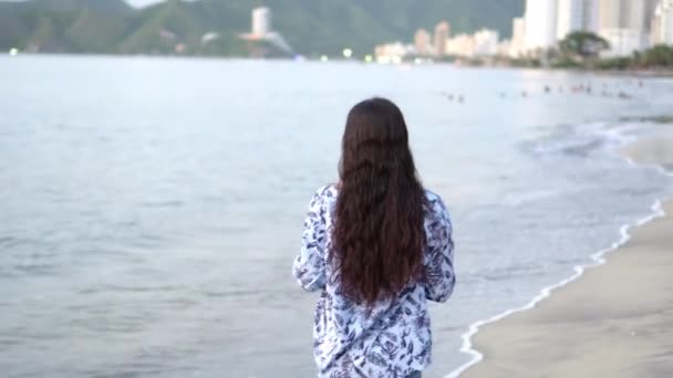 Mujer Joven Con Pelo Aire Libre Caminando Por Playa — Vídeos de Stock
