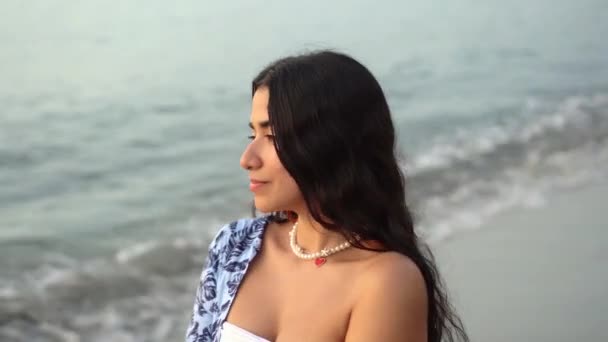 Mujer Pie Océano Mientras Disfruta Día Playa — Vídeo de stock