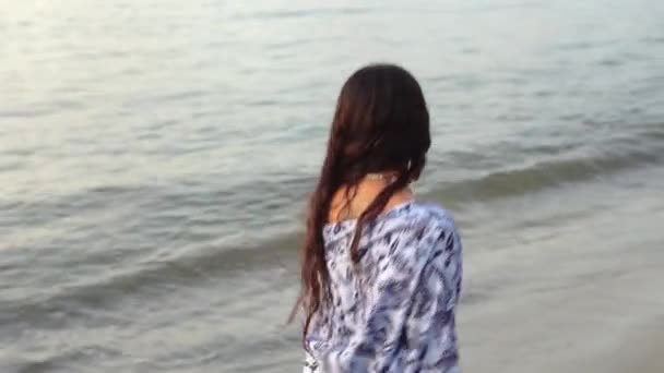 Mulher Praia Levantando Braços — Vídeo de Stock