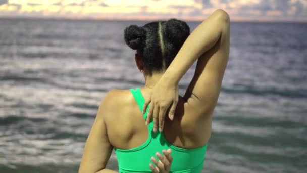 Vrouwelijke Atleet Strekte Haar Arm Het Strand Kijken Naar Oceaan — Stockvideo