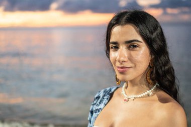 Akşamları sahilde genç bir kadın.