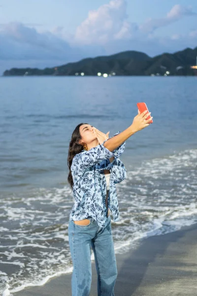 Жінка Сміється Танцюючи Пляжі — стокове фото