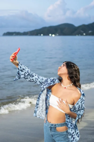 Mladá Žena Smích Při Užívání Selfie Mobilním Telefonem Pláži — Stock fotografie