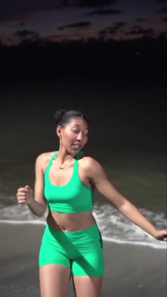 Mujer Deportiva Bailando Playa — Vídeo de stock