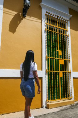 Barranquilla, Kolombiya sokaklarında yürüyen bir kadın.