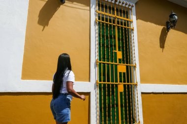 Barranquilla, Kolombiya sokaklarında yürüyen bir kadın.
