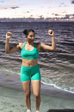 Sahilde kollarını uzatan Afro Kadın