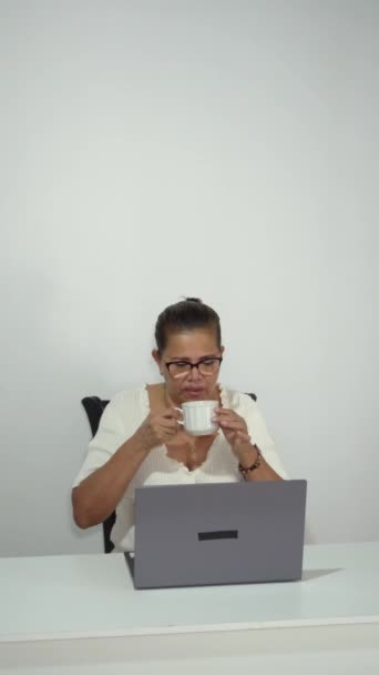 Латинская Женщина Пьет Чашку Кофе Использовании Ноутбука — стоковое видео