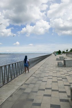 Barranquilla 'da gezinen genç bir kadın.