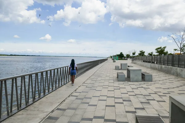 Gezinti güvertesi ve Magdalena nehri boyunca yürüyen bir turist. Barranquilla, Kolombiya