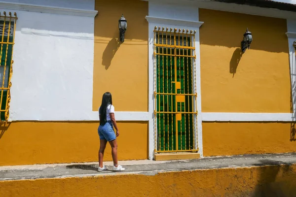 Kobieta Przechadzająca Się Ulicami Barranquilla Kolumbia — Zdjęcie stockowe