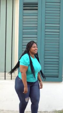 Sokakta dans eden Afrikalı kadın