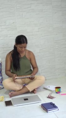 Illustrator atölyesinde tablet üzerinde çalışıyor