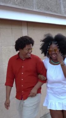 Sokakta dolaşan Afro bir çift.