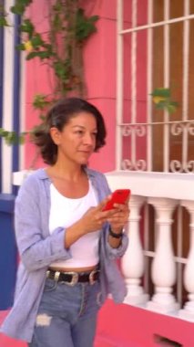 İspanyol kadın şehri gezmekten ve cep telefonunu kullanmaktan hoşlanıyor..