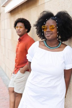 Dışarıda kameraya bakan genç bir çift..