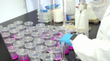 Laboratuvarda akıllı kaset kullanan laboratuvar önlüklü bir kadın..