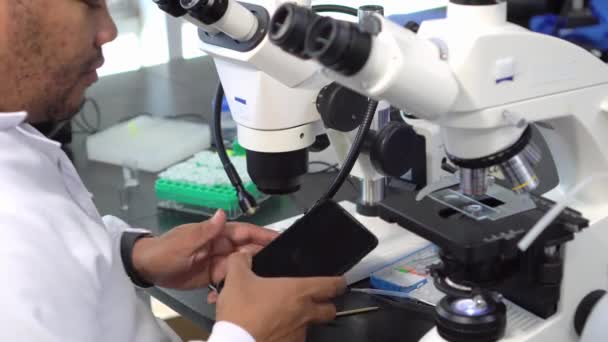 Close Scientist Using Cell Phone Laboratory — Vídeo de Stock
