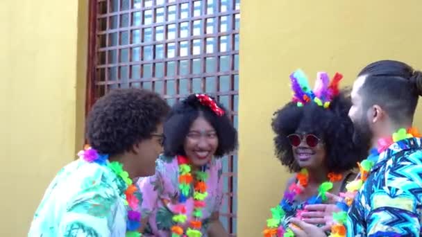 Φίλοι Μιλούν Ενώ Στο Καρναβάλι Στο Δρόμο — Αρχείο Βίντεο