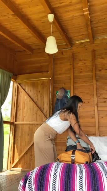 Wanita Meninggalkan Ruangan Dengan Tas Perjalanan — Stok Video