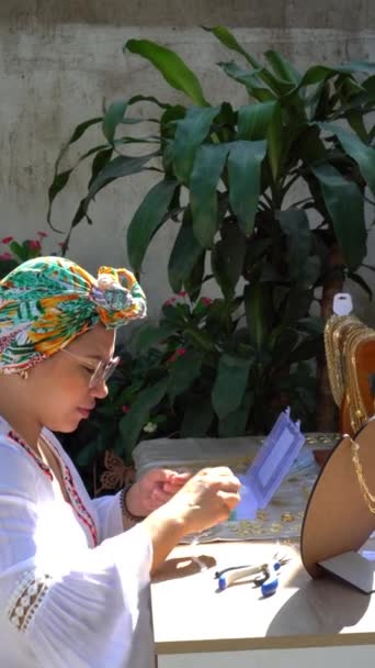 市場でネックレスやお土産 工芸品を作っているラテン女性 — ストック動画