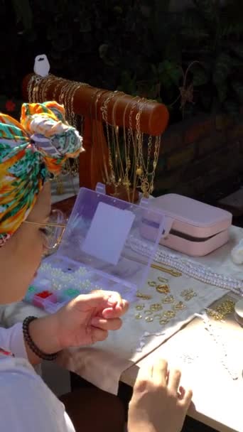 Wanita Latin Membuat Kalung Bengkel Rumahnya — Stok Video