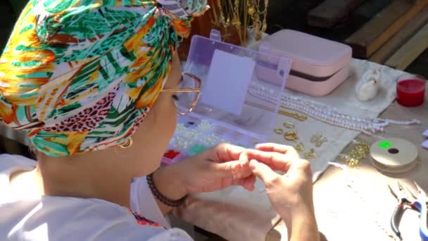 女人做手工石器珠宝 家庭作坊 做珠宝的女工匠艺术 业余爱好 工艺概念 — 图库视频影像