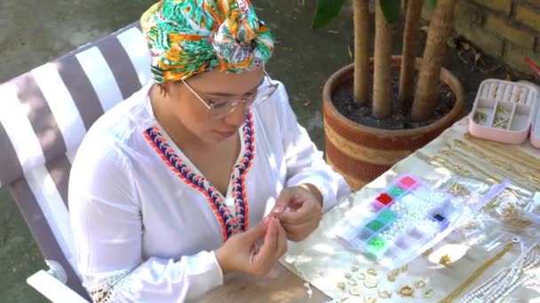 手作りの石のジュエリー ホームワークショップを作るラテン女性 ジュエリーを作成する職人 工芸の概念 — ストック動画