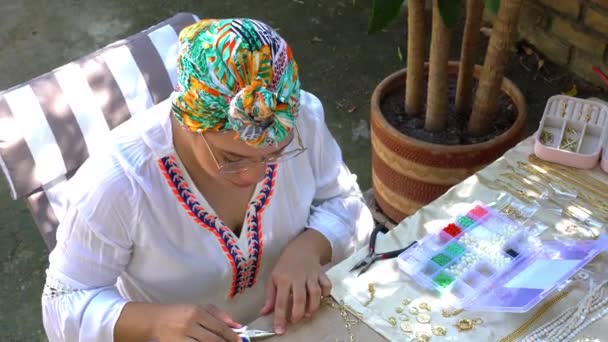 Hispanic Woman Making Necklaces Rustic Wooden Table Craftsmanship Concept — Stok video