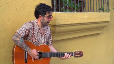 Sokakta gitar çalan adam.