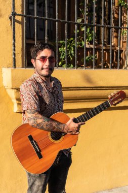 Sokakta Akustik Gitarlı Genç Müzisyen