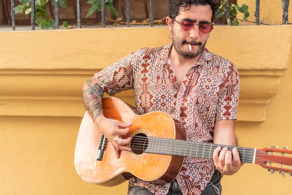 Straßenmusiker Mit Gitarre Beim Rauchen Gitarrist Steht Auf Der Straße — Stockfoto