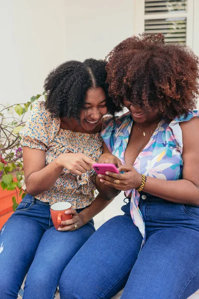Duas Mulheres Afro Usando Smartphone Rua — Fotografia de Stock