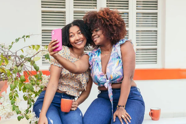 Dois Amigos Afro Conversam Sobre Café Eles Tiram Selfies Conversam — Fotografia de Stock