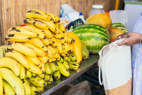 Mulher Comprando Frutas Com Sacos Pano Reutilizáveis Supermercado — Fotografia de Stock