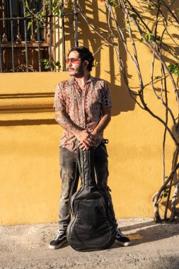 Erkek Müzisyenin Tam Vücut Portresi