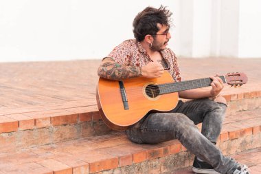 Latin Adam Akustik Gitar Çalıyor