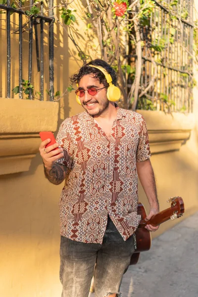 Uomo Latino Che Cammina Portando Chitarra Controllando Suo Cellulare — Foto Stock