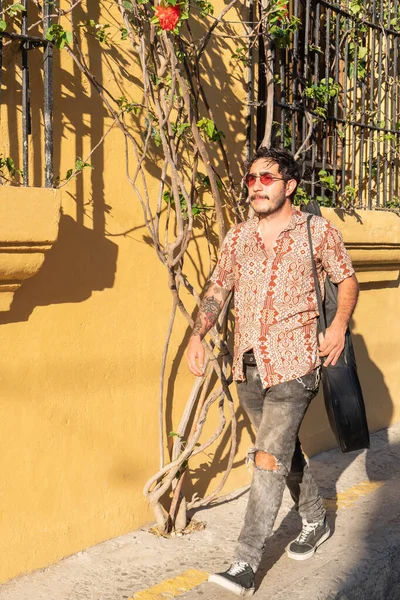 Hombre Latino Con Guitarra Caminando Por Calle — Foto de Stock