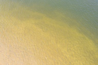 Temiz bir nehrin havadan görünüşü