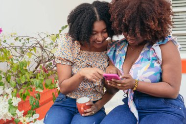 Sokakta Akıllı Telefon Kullanan İki Arkadaş