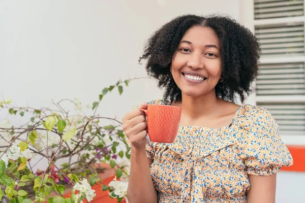 Afro Donna Seduta Bere Caffè Sulla Terrazza Una Casa — Foto Stock