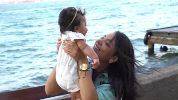 Szczęśliwa Śmiejąca Się Matka Podnosząca Swoje Dziecko Powietrzu — Wideo stockowe
