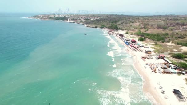 コロンビアのカリブ海のビーチの海岸を示す美しい風景のドローンビデオ — ストック動画