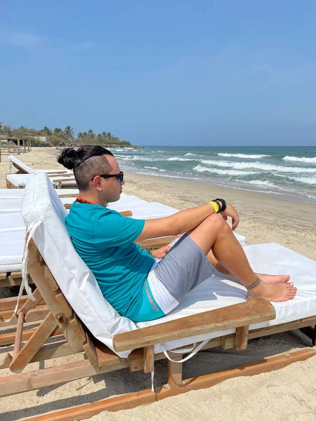 Hombre Sentado Una Silla Frente Playa — Foto de Stock