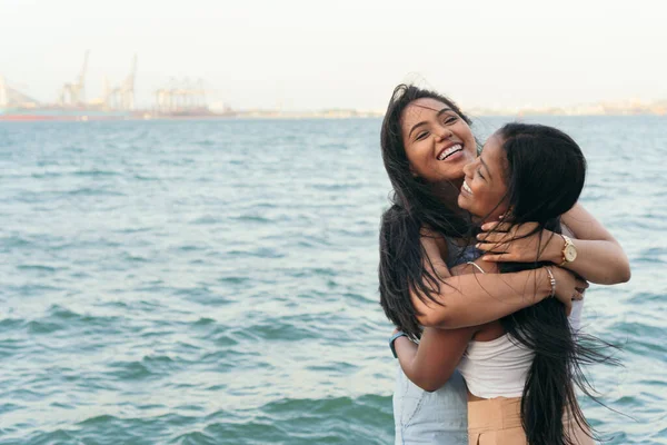 在城市公园拥抱的拉丁女人 友谊的概念 — 图库照片