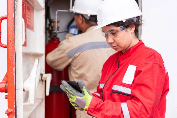 stock image Teamwork in manufacturing: woman with tablet and colleague