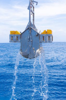 Kutu Corer deniz tabanı numunelerini topluyor